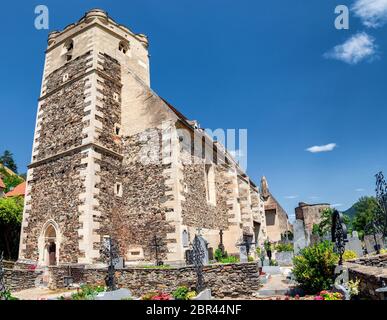 Pietra fortificata, la chiesa di St Michael, accanto al fiume Danubio in Weissenkirchen, nella valle di Wachau Foto Stock