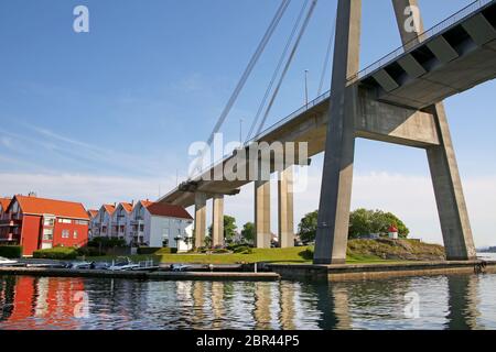 Il ponte cittadino di Stavanger è un ponte sospeso a cavo nella città di Stavanger nella contea di Rogaland, in Norvegia. Il ponte attraversa lo stretto di Straumsteinsundet. Foto Stock