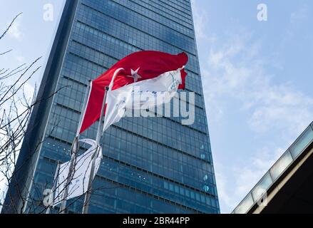 Centro commerciale e complesso residenziale Sapphire in stretta immagine con vista ad angolo basso con bandiera turca e bandiere aziendali a Levent, Istanbul, Turchia. Foto Stock