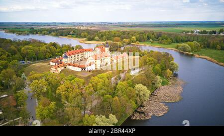 Panoramica aerea del castello medievale di Njasviž. Niasvizh antica città in primavera. Regione di Minsk, Bielorussia Foto Stock