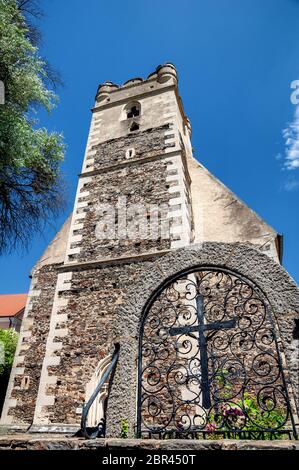 Pietra fortificata, la chiesa di St Michael, accanto al fiume Danubio in Weissenkirchen, nella valle di Wachau Foto Stock