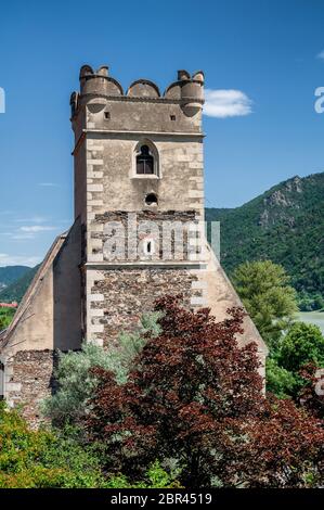 Pietra fortificata, la chiesa di St Michael, accanto al fiume Danubio in Weissenkirchen, nella valle di Wachau Foto Stock