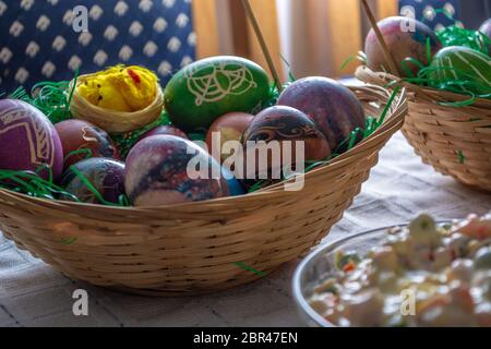 Tabella ful del cibo sulla vacanza di Pasqua. Uova colorate e pane Foto Stock