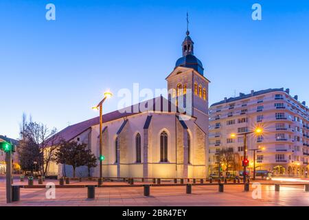 Chiesa di St Maurice durante la mattina ora blu nella città vecchia di Annecy, Venezia delle alpi, Francia Foto Stock