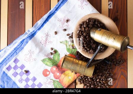 Il caffè pronto per essere lavorato con il vecchio macinino. Il caffè è nella tabella Foto Stock