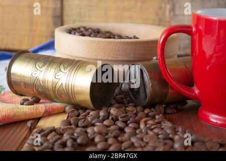 Il caffè pronto per essere lavorato con il vecchio macinino. Il caffè è nella tabella Foto Stock