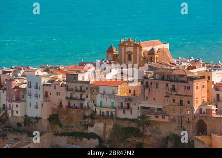 Bella vista aerea del Santuario di Maria Santissima del Soccorso o Chiesa Madre nella città costiera Castellammare del Golfo al mattino, Sicilia, i Foto Stock