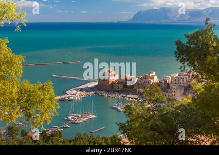 Bella vista aerea della fortezza medievale in Cala Marina, Porto nella città costiera di Castellammare del Golfo al mattino, Sicilia, Italia Foto Stock