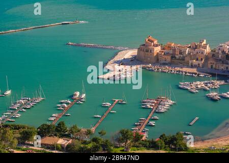 Bella vista aerea della fortezza medievale in Cala Marina, Porto nella città costiera di Castellammare del Golfo al mattino, Sicilia, Italia Foto Stock