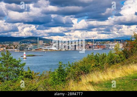 Oslo, Ostlandet / Norvegia - 2019/09/02: Vista panoramica del centro metropolitano di Oslo visto dall'isola di Hovedoya sul porto di Oslofjord Foto Stock