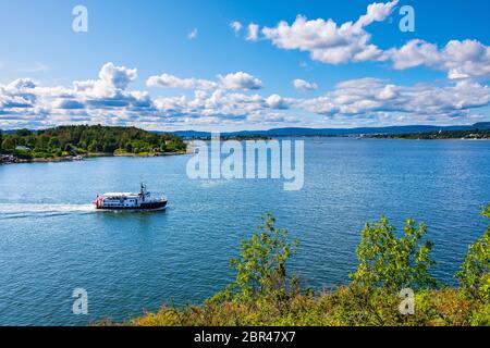 Oslo, Ostlandet / Norvegia - 2019/09/02: Vista panoramica del porto di Oslofjord dal capo ricreativo roccioso dell'isola di Hovedoya con l'isola di Gressholmen Foto Stock