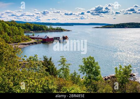 Oslo, Ostlandet / Norvegia - 2019/09/02: Vista panoramica del porto di Oslofjord dal capo ricreativo roccioso dell'isola di Hovedoya con l'isola di Gressholmen Foto Stock