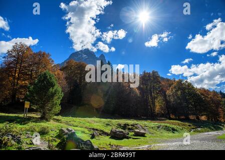 Una vista del famoso Pic du Midi Ossau nei Pirenei francesi montagne Foto Stock