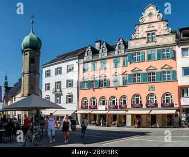 Persone che camminano intorno alla piazza rathaus vicino alla cappella di san giorgio e hilarius nella città austriaca bregenz. Foto Stock