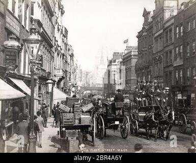 Vista lungo Fleet Street London, con traffico trainato da cavalli Foto Stock