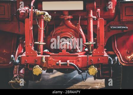 Retro di un classico camion fuoco rosso retrò con tubi in metallo Foto Stock