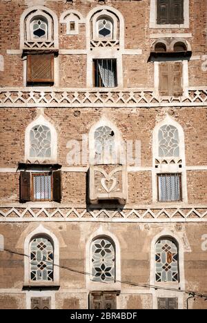 Tradizionale patrimonio yemenita architettura design dettagli in sanaa storica città vecchia di edifici in Yemen Foto Stock