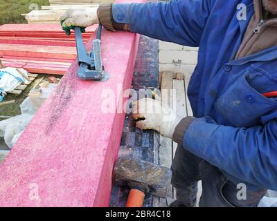 Primo piano di travi in legno in costruzione del sistema di capriate per tetti.2020 Foto Stock