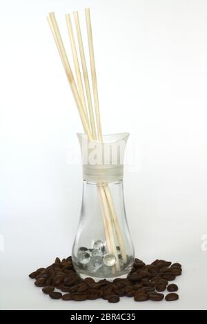 Deodorante aromatico per l'ambiente a lamelle e chicchi di caffè su sfondo bianco Foto Stock
