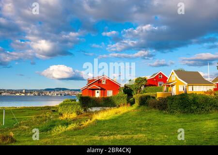 Oslo, Ostlandet / Norvegia - 2019/09/02: Vista panoramica dell'isola di Nakholmen sul porto di Oslofjord con capanne estive sul litorale all'inizio dell'autunno Foto Stock