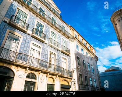 Parete di un antico palazzo coperto con azulejo, un ornamento tipico dell'architettura portoghese, Lisbona Foto Stock