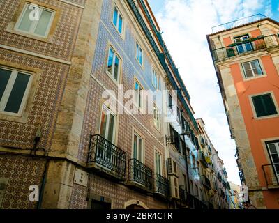 Parete di un antico palazzo coperto con azulejo, un ornamento tipico dell'architettura portoghese, Lisbona Foto Stock