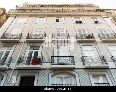 Parete di un antico palazzo coperto con azulejo, un ornamento tipico dell'architettura portoghese, Lisbona Foto Stock