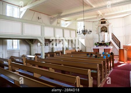 17 maggio 2020, Brandeburgo, Luckau: Vista sulla chiesa autostradale di Duben. Tra gli svincoli Freiwalde e lo svincolo autostradale Spreeau si trova l'Evangelic Autobahn e la chiesa parrocchiale di Duben sulla strada federale B 87 vicino all'autostrada A 13. La chiesa a graticcio con il tetto di tegole rosse fu la prima chiesa autostradale del Brandeburgo dopo il rinnovo nel 1997. L'idea è venuta dal pastore Hans-Joachim Walzer, che ora è in pensione. Attualmente in Germania vi sono quasi 50 chiese e cappelle autostradali, ciascuna delle quali dista non più di 1,000 metri dall'autostrada. Foto: Soeren Stache/dpa-Ze Foto Stock