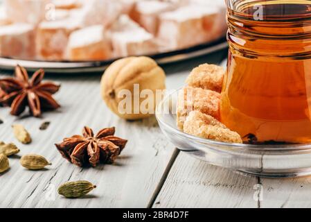 Asian tè in vetro armudu con Rahat Lokum e spezie differenti sulla superficie di legno Foto Stock