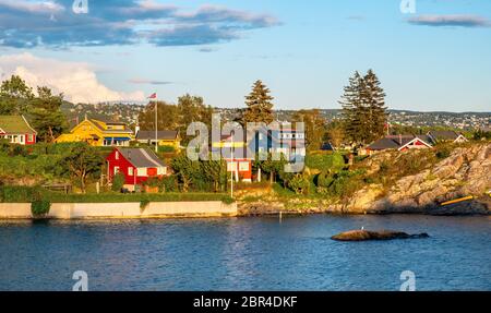 Oslo, Ostlandet / Norvegia - 2019/09/02: Vista panoramica dell'isola di Nakholmen sul porto di Oslofjord con capanne estive sul litorale all'inizio dell'autunno Foto Stock