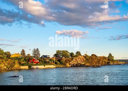 Oslo, Ostlandet / Norvegia - 2019/09/02: Vista panoramica dell'isola di Nakholmen sul porto di Oslofjord con capanne estive sul litorale all'inizio dell'autunno Foto Stock