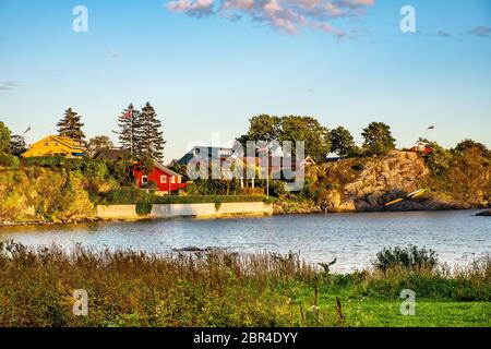 Oslo, Ostlandet / Norvegia - 2019/09/02: Vista panoramica dell'isola di Nakholmen sul porto di Oslofjord con capanne estive sul litorale all'inizio dell'autunno Foto Stock