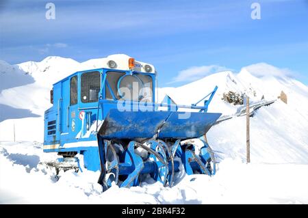 Spazzaneve in caterpillar vintage, blu retrò, per impieghi pesanti, sulla strada alpina Grossglockner in Austria. Foto Stock