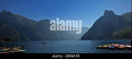 Vista panoramica sulle montagne dietro Schloss Ort, castello medievale sul lago Traunsee, Salzkammergut, Austria Foto Stock