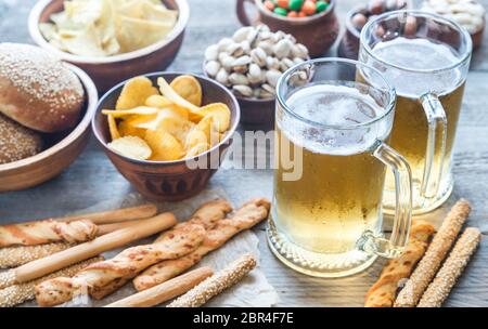 Due bicchieri di birra con antipasti Foto Stock