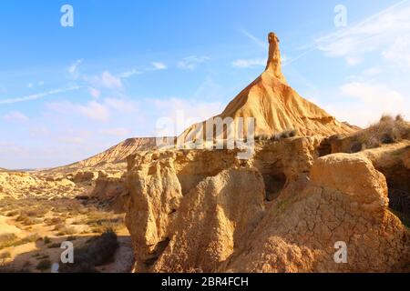 Vista panoramica del Castil de Tierra, il simbolo impressionante della regione semi-desertica naturale Bardenas Reales, UNESCO Biosfera Reserve, Navarra, Spagna Foto Stock