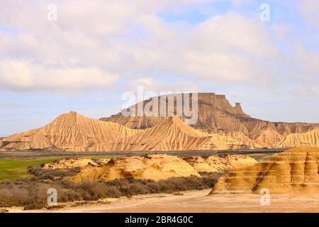 Vista panoramica verso le affascinanti forme di terra di Pisquerra e caratteristiche erosionali in primo piano nella regione semi-desertica naturale Bardenas Reales