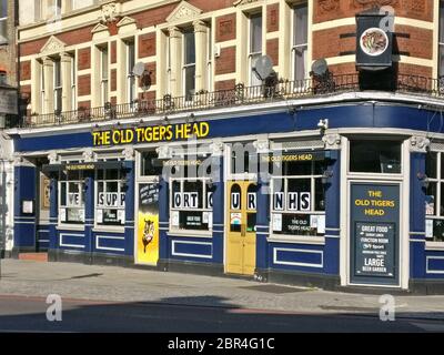 Londra, Regno Unito - 20 aprile 2020: SOSTENIAMO I nostri cartelli NHS sulle finestre del pub Old Tigers Head. La maggior parte dei bar e ristoranti sono chiusi durante il Foto Stock