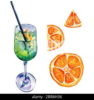 Cocktail alcolici e fettine di arancia. Long Drink verde in un bicchiere con la paglia. Curacao blu liquore. Disegno ad acquerello. Foto Stock