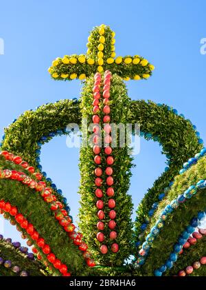 Decorate tradizionalmente fontana di pasqua visto in Baviera (Germania) Foto Stock
