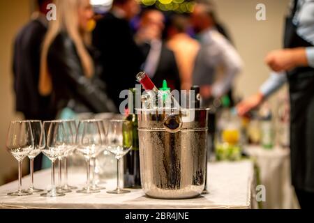 Benna con ghiaccio, bottiglie di vino e bicchieri vuoti sul tavolo nel ristorante. Secchiello per ghiaccio, bicchieri da vino e bottiglie disposte sul tavolo per matrimonio recepti Foto Stock