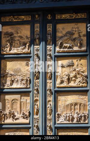 Porte del Paradiso con storie bibliche sulla porta del Battistero del Duomo a Firenze. Architettura e monumenti di Firenze Foto Stock