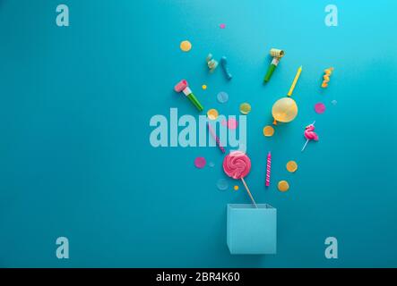 Concetto di compleanno con confezione regalo e coriandoli. Compleanno baloons e candele Foto Stock