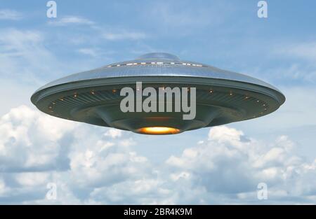Oggetto Volante non Identificato su azzurro sfondo neutro. Immagine con percorso di clipping incluso. Foto Stock