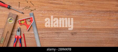 Strumenti su un sfondo di legno con spazio di copia Foto Stock