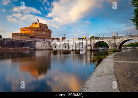 Castel e Ponte Sant Angelo sul Tevere, Roma, Lazio, Italia Foto Stock