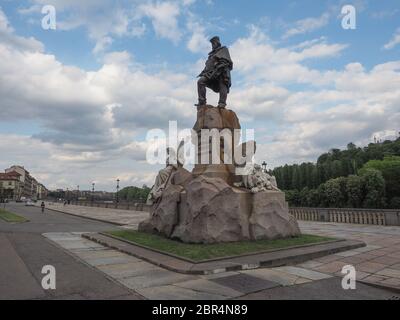 Torino, Italia - CIRCA NEL MAGGIO 2019: il monumento a Giuseppe Garibaldi Foto Stock