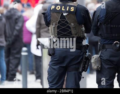 Ufficiale di polizia svedese con pistola. Foto Stock