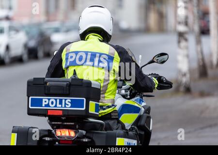 Ufficiale svedese della polizia delle motociclette da dietro. Foto Stock