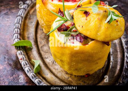 Formaggio affumicato, mozzarella cotta al limone. Cucina italiana Foto Stock